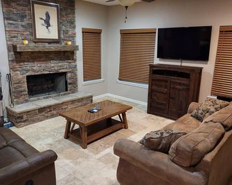 Great get a way--8 acres and pond, firepit peace and quiet - Brookeland - Sala de estar