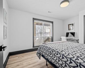 Beautifully renovated 1800 SF home where modern amenities meet classic style . - Springdale - Habitación