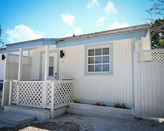 Walkable Island Hideaway-Central Rock Sound with Patio and Perks - Rock Sound