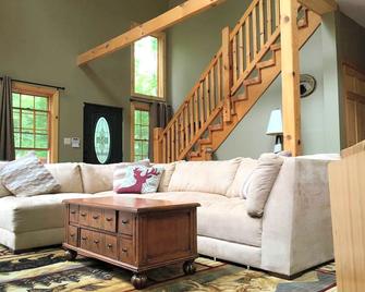 Enjoy the Beautiful Outdoors at the Boarding Bear Chalet- Mins to Rafting & JFBB - Jim Thorpe - Living room