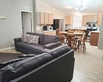 Large Home- Near Quartzsite and Colorado River - Blythe - Living room
