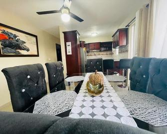 hot whater,Condo 3 BD APT | internet 2 free parking , A/C , wifi - San Francisco de Macorís - Comedor