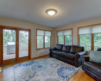 Lakeside Paradise:6br/12 Bed/3.5bath/Games/Swim/Bonfire/Arcade--Battle Lake 5min - Battle Lake - Living room