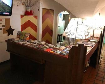 Family Hotel Schloss Rosenegg - Fieberbrunn - Front desk