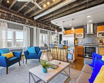 Gorgeous Penthouse Overlooking Nelson Atkins Museum! - Kansas City - Living room