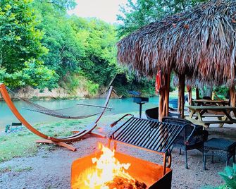 Charming, Comfy Cabin on the San Marcos River! - Martindale - Patio
