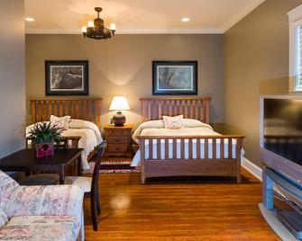 Kootenay Wild Guest Suites - Nelson - Bedroom
