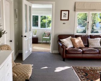 Country Bliss Cottage - Greytown - Living room