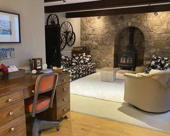 North Arrow- Warm, Stylish, Edge of Town - Manhattan - Wohnzimmer