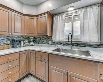 Newly Remodeled Home in Storm Lake with Private Yard - Storm Lake - Keuken