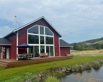 Gorgeous cabin, secluded fishing pond, swimming, paddling. Central for Daytrips! - Elma - Edificio