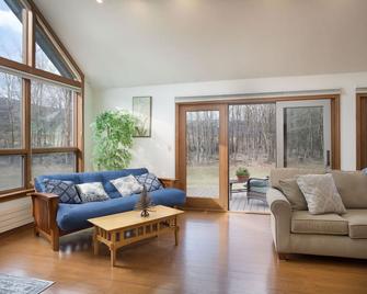 Spacious Home Nestled Along The Blackberry River In Northwest Ct - North Canaan - Sala de estar