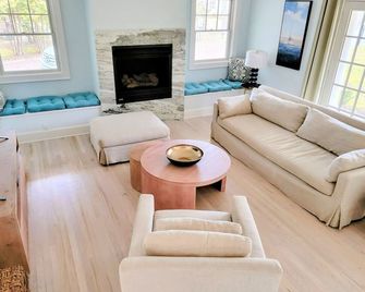 Moments from private beach - Sag Harbor - Living room