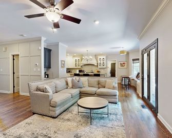 Expansive Designer Estate w/ TV lounge, Spacious Kitchen & Large Yard - Arden - Sala de estar