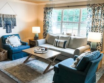 Cute Bleu Bison House -Sleeps 8 1 Block From Hu - Searcy - Pokój dzienny