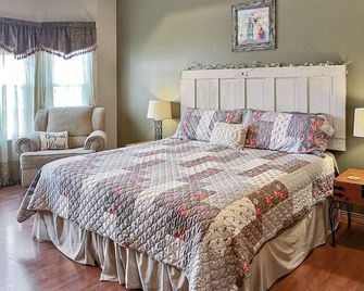 Honeysuckle House: Foseball, Firepit, Porch Swing, Groups - Nixa - Habitación