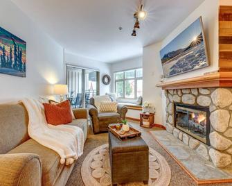 Creekside Slopeside 1BR with pool, hot tub, BBQ - Whistler - Living room