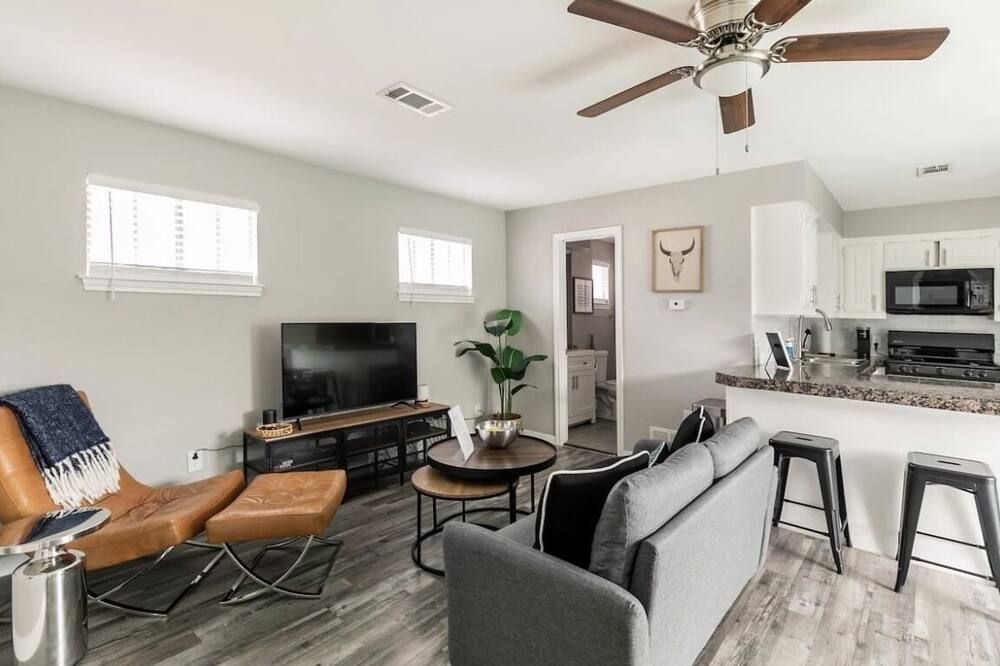 Immerse yourself in the rich, vibrant Dallas culture in this cozy urban getaway. - Dallas - Olohuone