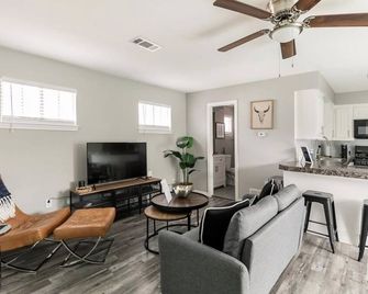 Immerse yourself in the rich, vibrant Dallas culture in this cozy urban getaway. - Dallas - Living room