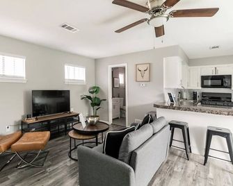 Immerse yourself in the rich, vibrant Dallas culture in this cozy urban getaway. - Dallas - Olohuone