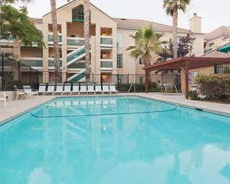 With Free Breakfast, Full Kitchen, Onsite Pool, Parking Onsite! - San Bruno - Zwembad