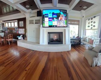 4level 6BR6B Riverfrnt hse,w/elevator,sleeps 25;boat dock, hot tub, golfCartLimo - Steinhatchee - Sala de estar