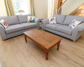 Ty Ffarm At Gellilwch, Family Friendly, With Hot Tub In Pontypridd - Pontypridd - Living room