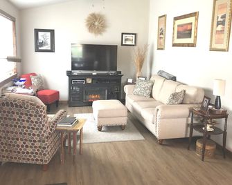 River Rest Luxury Cabin - The Ruby. Beautiful River and Mountain Views!! - Silver Star - Living room