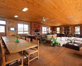 Phoenix Park Ballan - Group Accomodation, Festival venue, Retreat - Ballan - Dining room