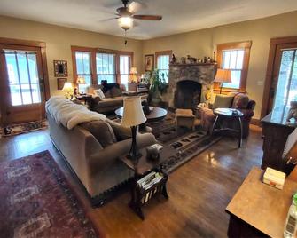 Anna's Room at the Spring River Stonehouse Inn - Hardy - Wohnzimmer