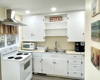 River Access! King bed, deck & view - 2 bedroom. - Blue River - Cocina