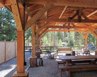 Comfortable, cozy 1 bedroom suite - Manning Park - Patio