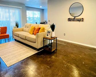 [SU 922-1] Graciela's Campus-close 2 bedroom luxury - Norman - Living room
