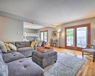 Quiet Long Pond Home on 1 Acre w/ Deck & Patio! - Long Pond - Living room