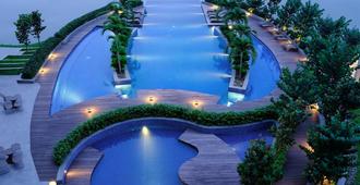 โรงแรมซานติก้า พรีเมียร์ บันดารา - ปาเล็มบัง - ผ่านการรับรอง CHSE - ปาเล็มบัง - สระว่ายน้ำ