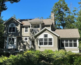 Cozy 4-bedroom house in enchanting Glen Arbor with AC, WiFi - 글렌 아버 - 건물