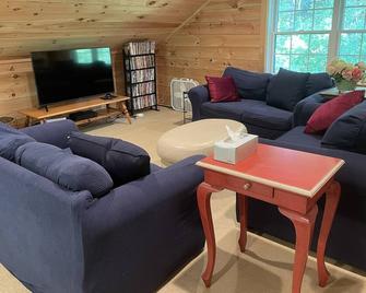 Lovely Secluded Vermont Home: Stocked Pond, Trails, Ski.5 Mins to Williamstown! - Pownal - Sala de estar