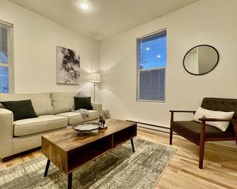 Beautifully Remodeled Cottage Home! - Spokane - Living room
