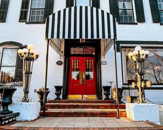 Maxwell Mansion Hotel - Lake Geneva - Building
