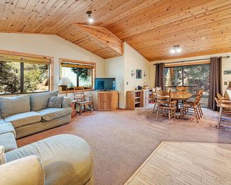 Four Bear's Lodge - Dog and Budget Friendly, Close to Trails, with Kids Bunks - Truckee - Living room