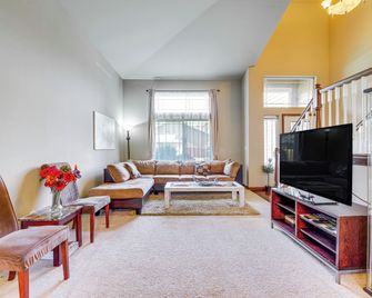 Family-Friendly Home With Patio And Gard - Everett - Living room