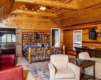 Beautiful Private Updated Farmhouse - Howell - Living room