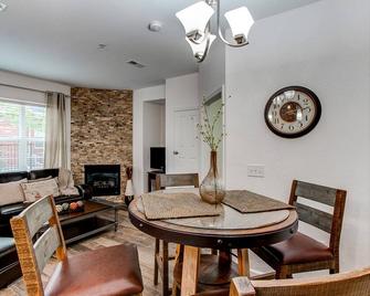 Clean and Cozy Centennial Area Main Floor Condo - Aurora - Dining room