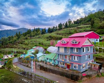 Lali Gurash Homestay, Okhrey - Sombāri - Building