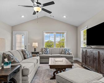 The 54th Cottage - Commerce - Living room