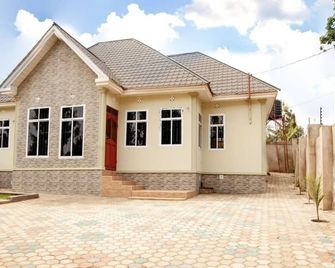 Yoyo And Gogo Homestay - Arusha - Building