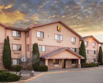 Super 8 by Wyndham Kingman - Kingman - Rakennus