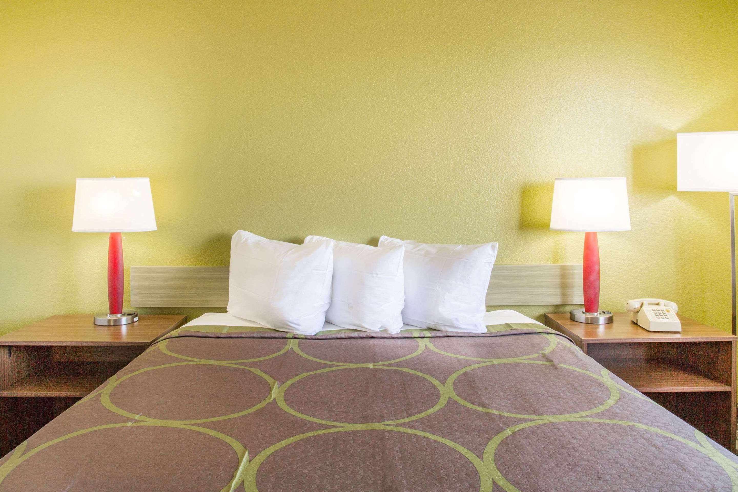 Bedroom view of Super 8 by Wyndham Kingman