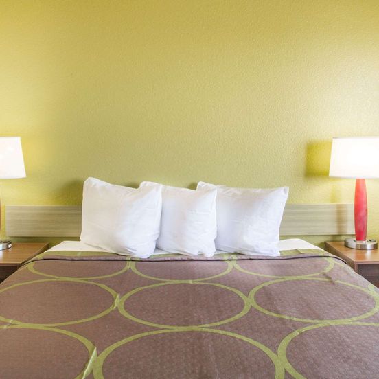 Bedroom view of Super 8 by Wyndham Kingman