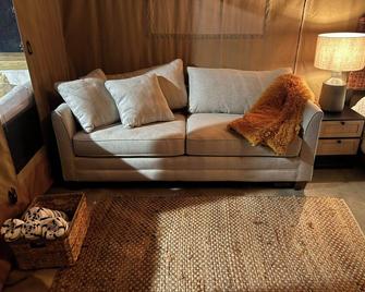 Jardin al Bosque-Glamping - San Juan - Living room